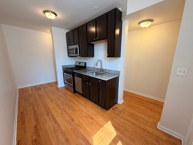 Building Photo - 2803 W Lawrence Ave