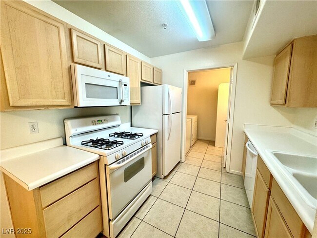 Building Photo - 950 Seven Hills Dr