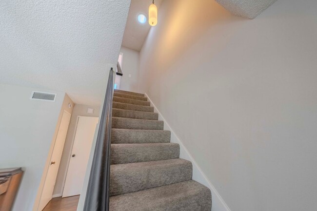 Building Photo - Bright & Airy 2-Bedroom End Unit Townhome