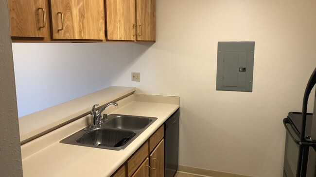 Building Photo - Spacious 2 bed 1.5 bathroom Condominium