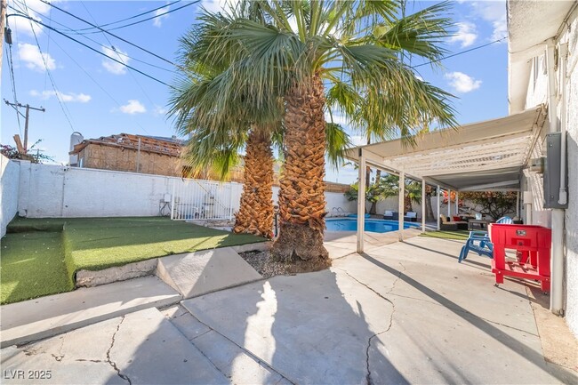 Building Photo - 2419 E Vegas Valley Dr