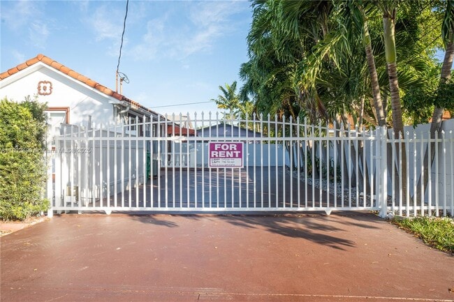 Building Photo - 6695 SW 28th St