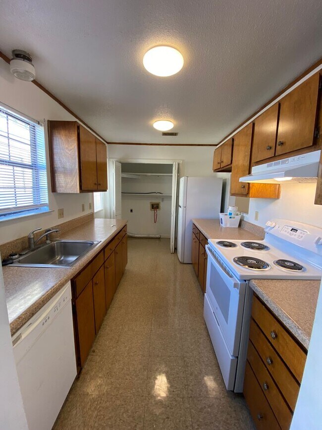 Building Photo - AVAILABLE END-APRIL 2026! (Pets Considered)