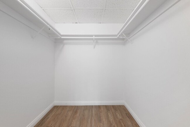 Building Photo - 906 N Doheny Dr