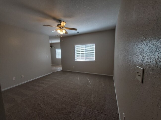 Building Photo - 3 bedroom, 2.5 bath 2 car garage Townhouse