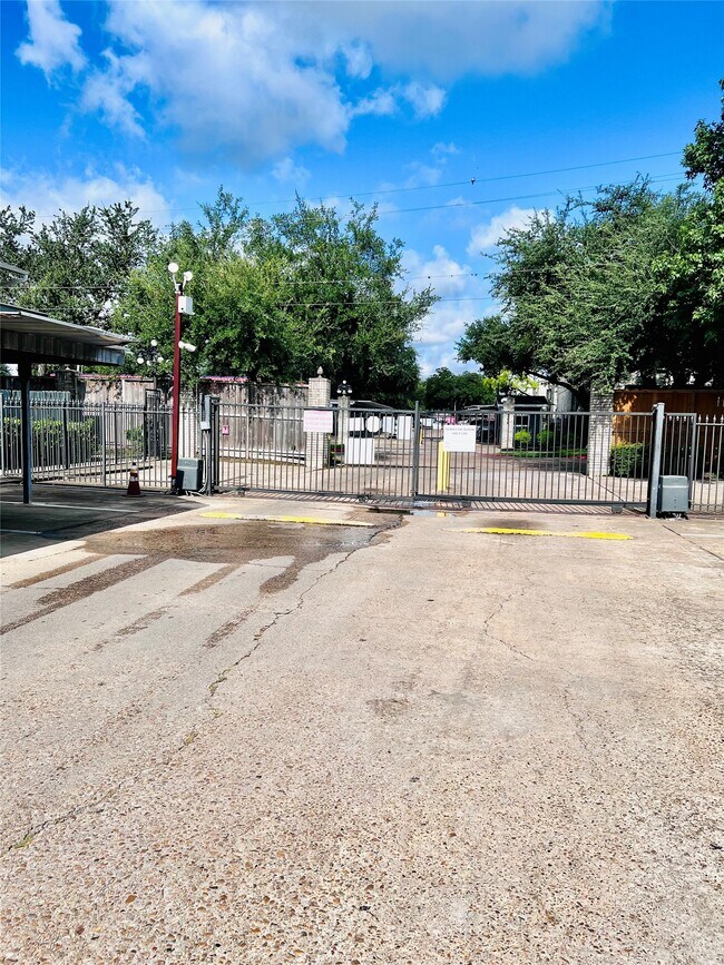 Building Photo - 9797 Leawood Blvd