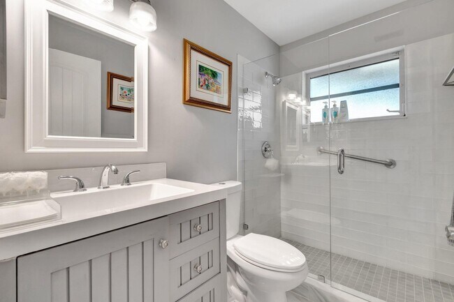 Building Photo - 10927 Dolphin Palm Ct