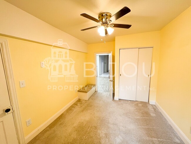 Building Photo - Directly Downtown Duplex!