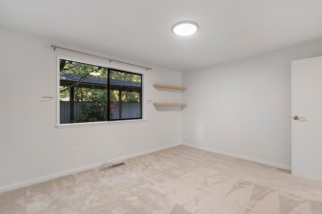 Building Photo - A Spacious Home in the Prestigious Sahalee...