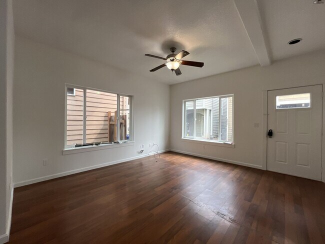 Building Photo - Bright End-Unit Townhouse with a Loft & Covered Patio
