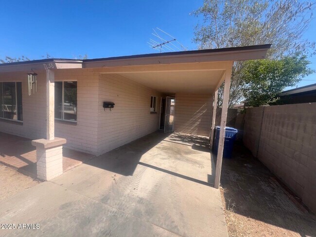 Building Photo - 1238 E Vine Ave