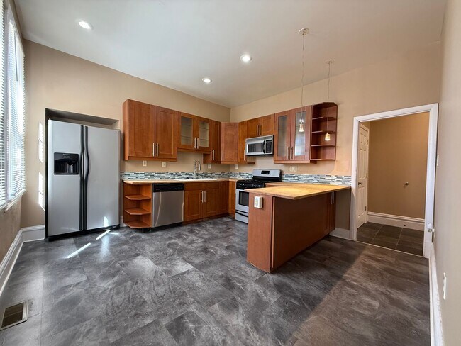 Primary Photo - 3BR 1.5bath Townhouse with fenced yard!