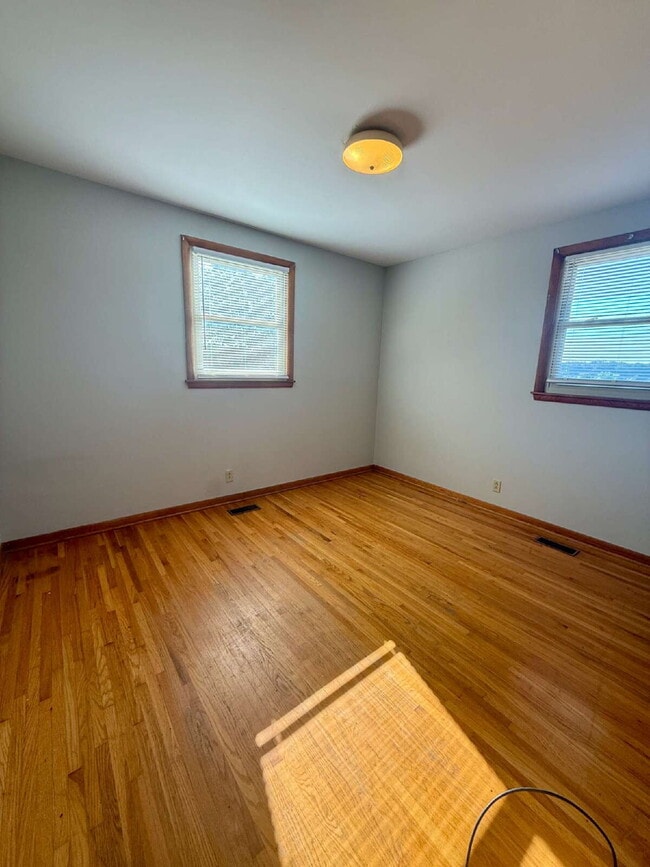 Building Photo - 3BR/2BA Home in Springfield surrounded by ...