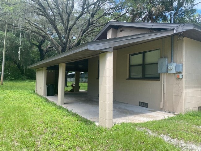 Building Photo - 2/1 House In Belleview!