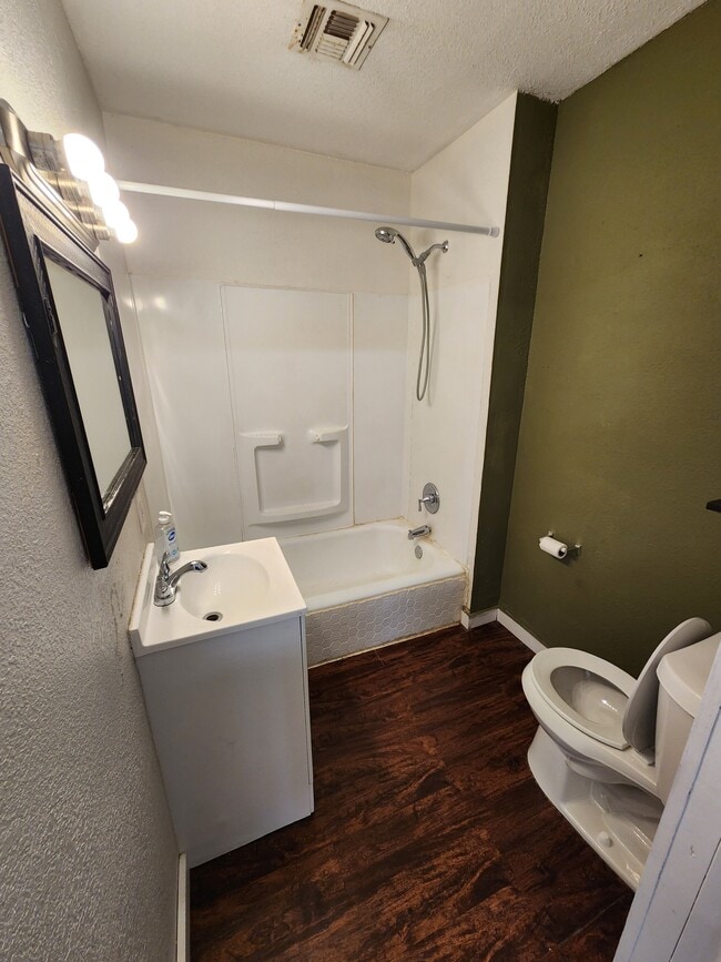 Building Photo - 426 W 5th