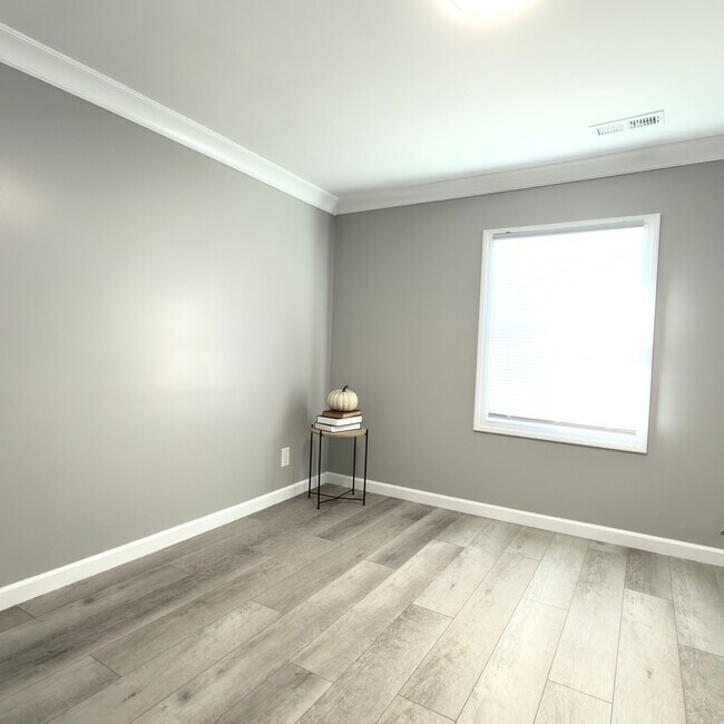 Building Photo - 510 S Sycamore St