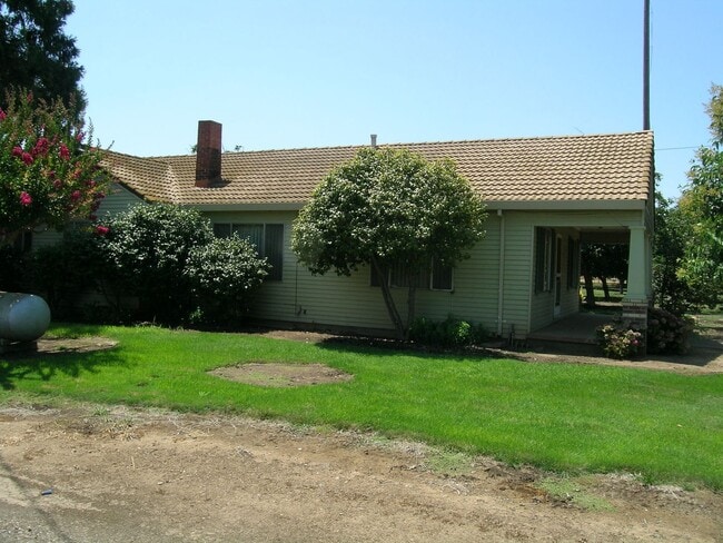 Building Photo - Linden Country Home