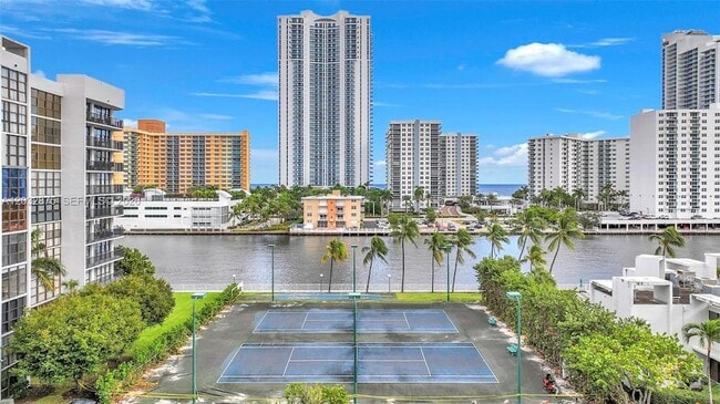 Building Photo - 1000 Parkview Dr