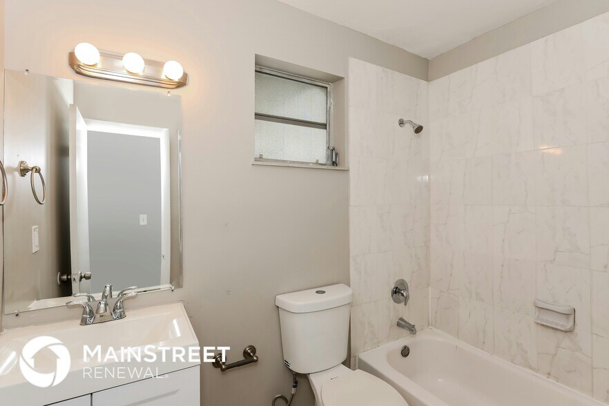 Building Photo - 381 NE 164th St