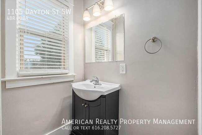 Building Photo - 1105 Dayton St SW