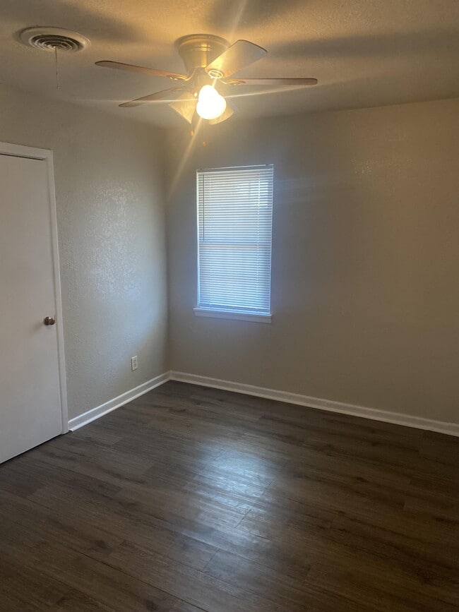 Building Photo - 119 Cox Dr