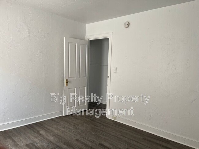 Building Photo - 119 E Scull St