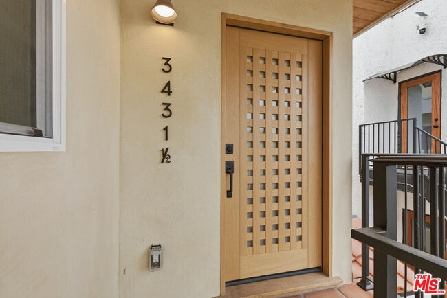 Building Photo - 3431 Edgehill Dr