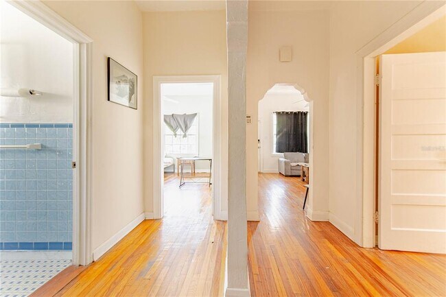 Building Photo - 3321 W Woodlawn Ave