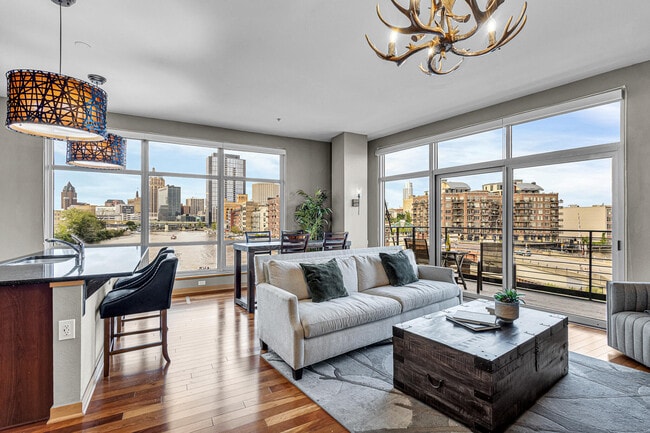 Building Photo - 106 W Seeboth St