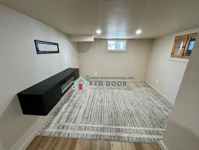 Building Photo - Spacious 5 bedroom, 3 bathroom single-family home.