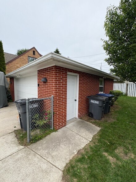 Garage - 131 Lincoln Ave