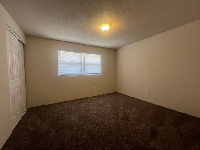 Building Photo - Renovated Beautiful 2 Bed 1.5 Bath Townhom...