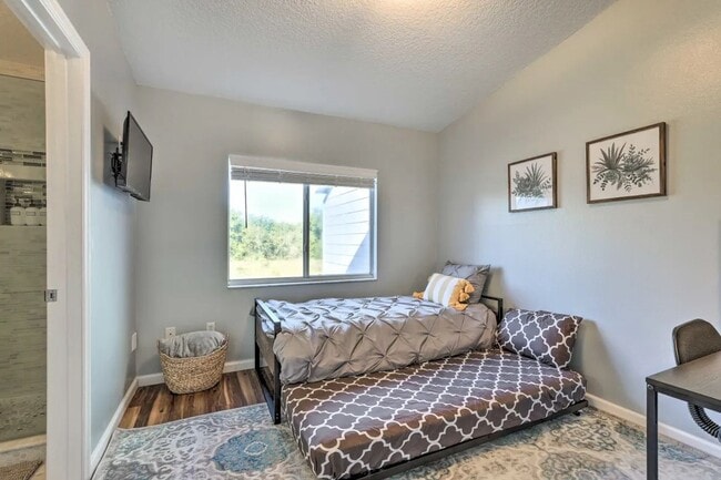 Building Photo - Townhome in Davenport now Available!