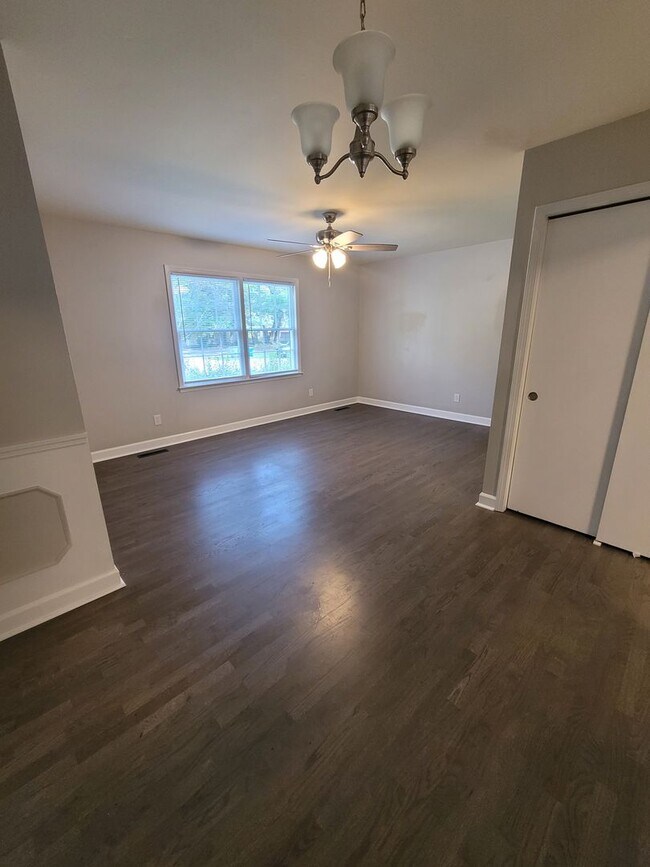 Building Photo - 825 Montclair Dr