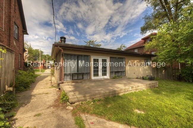 Building Photo - Beautiful Mid-Century 3 Bedroom Steps from...