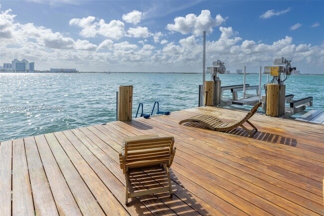 Building Photo - 2440 N Shore Terrace