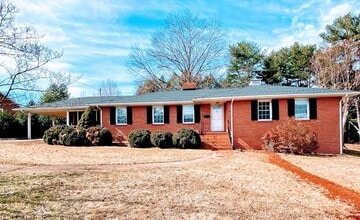Building Photo - Great 4 Bedroom House