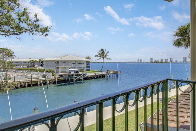 Building Photo - 1155 Lake Shore Dr