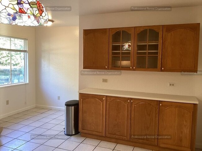 Building Photo - Spacious & cheerfully bright large single-...