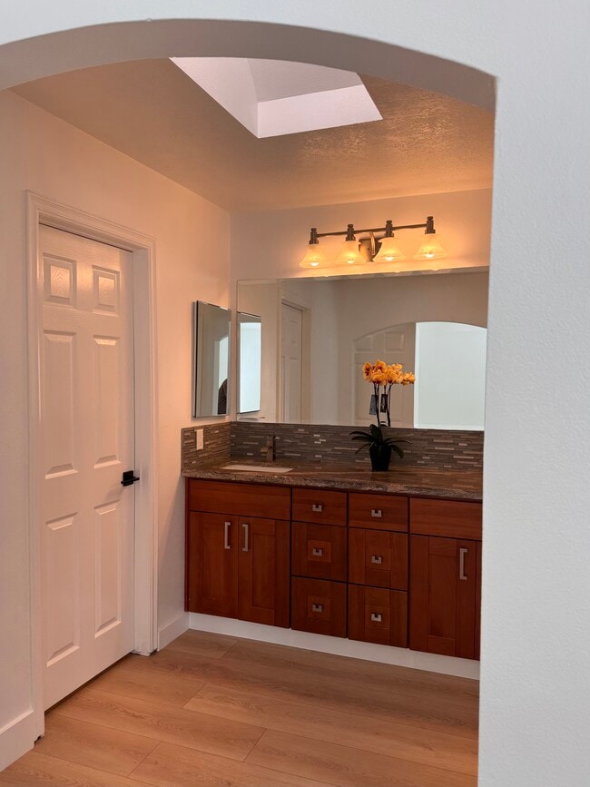 Building Photo - 23940 Vía Rosa Linda