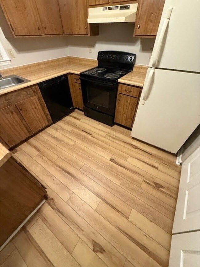 Building Photo - Lovely 3 BR House in South Lexington! New Paint & Flooring! Fenced Backyard, Off-Street Parking