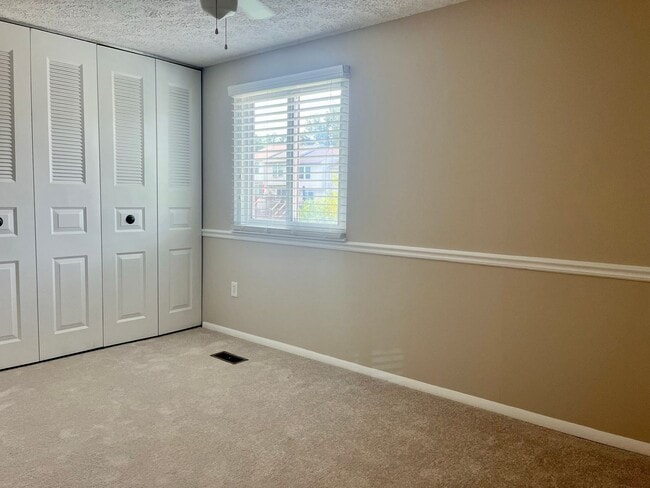 Building Photo - Charming 2 Bedroom/2 Bathroom in Laurel Valley!