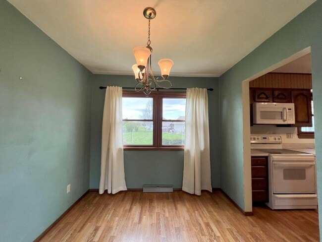 Building Photo - 1602 Meadow Ln