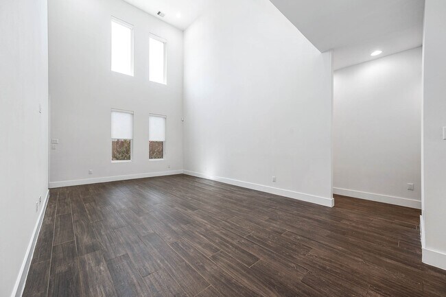 Building Photo - 5519 Paraiso Pl