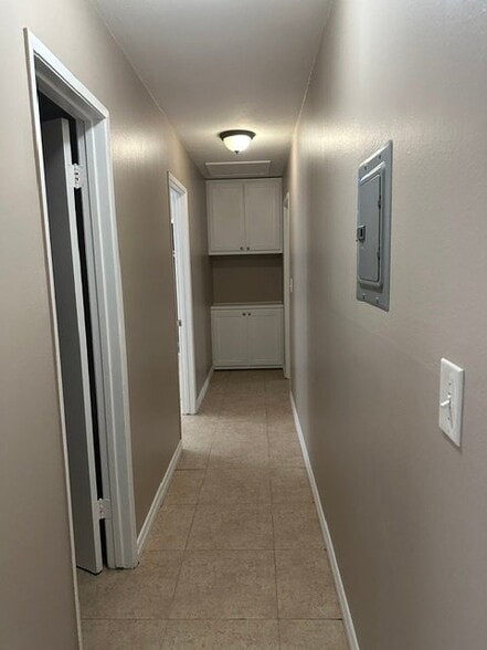 Building Photo - 405 S Kroeger St