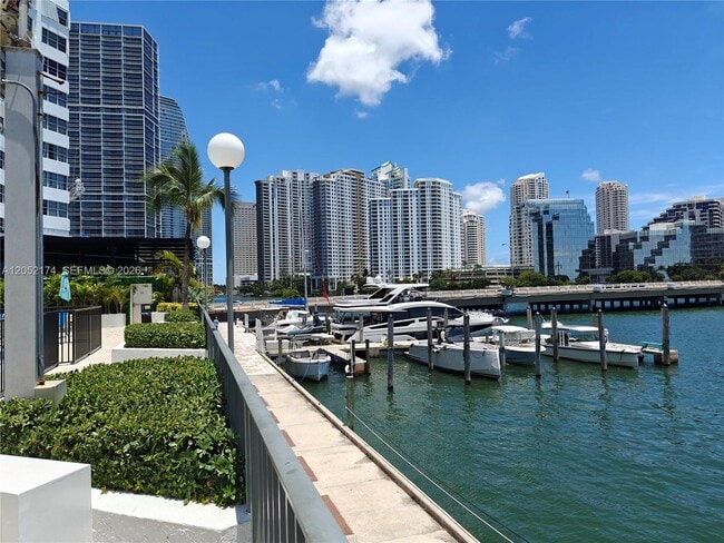 Building Photo - 999 Brickell Bay Dr