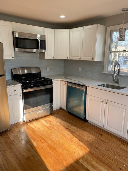 Building Photo - 123 Angell St