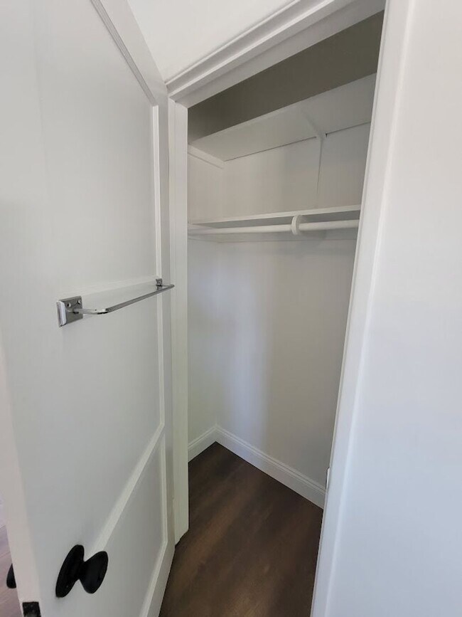 Building Photo - SPACIOUS 3BD/2BA WITH GARAGE, LAUNDRY AND ...