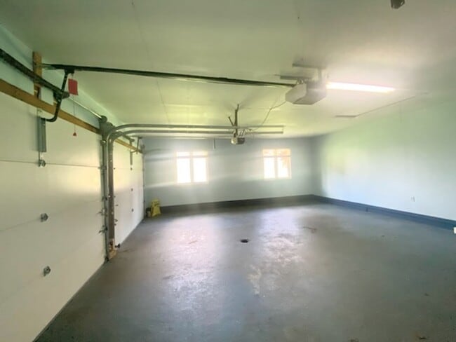 Building Photo - 5 bed / 3.5 bath Ranch House