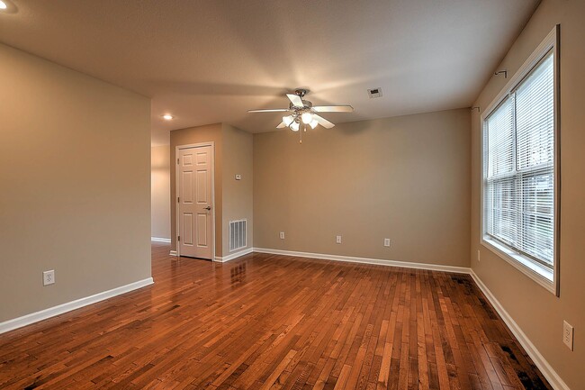Building Photo - 2121 S Greenwood Dr